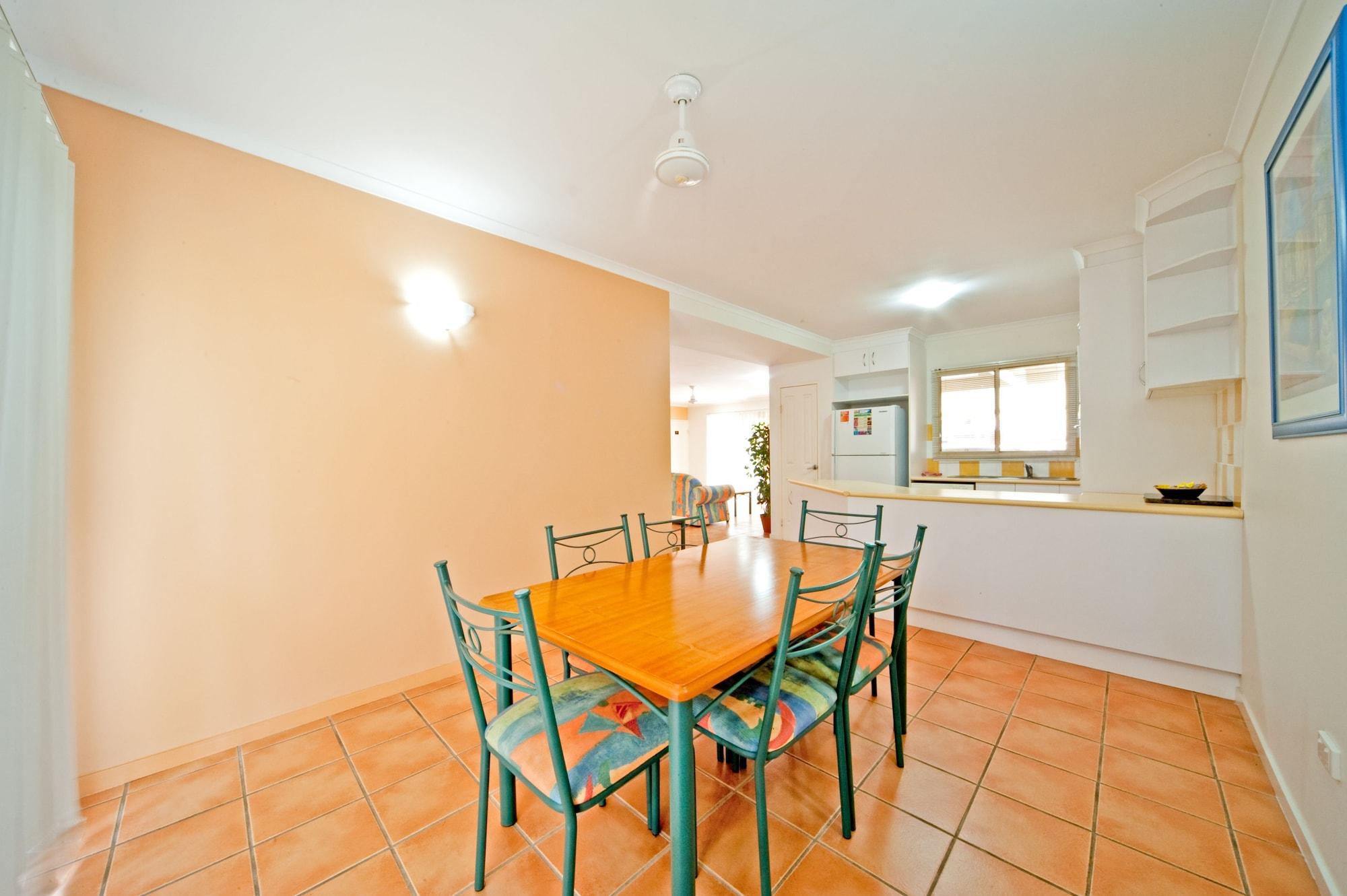 At Beach Court Holiday Villas Airlie Beach Eksteriør billede