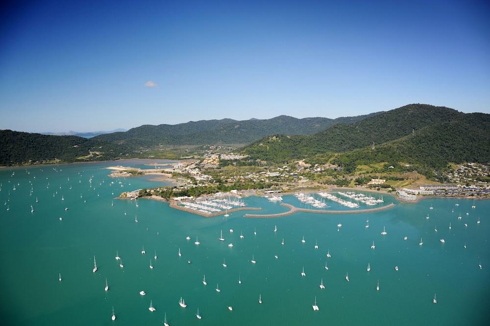 At Beach Court Holiday Villas Airlie Beach Eksteriør billede