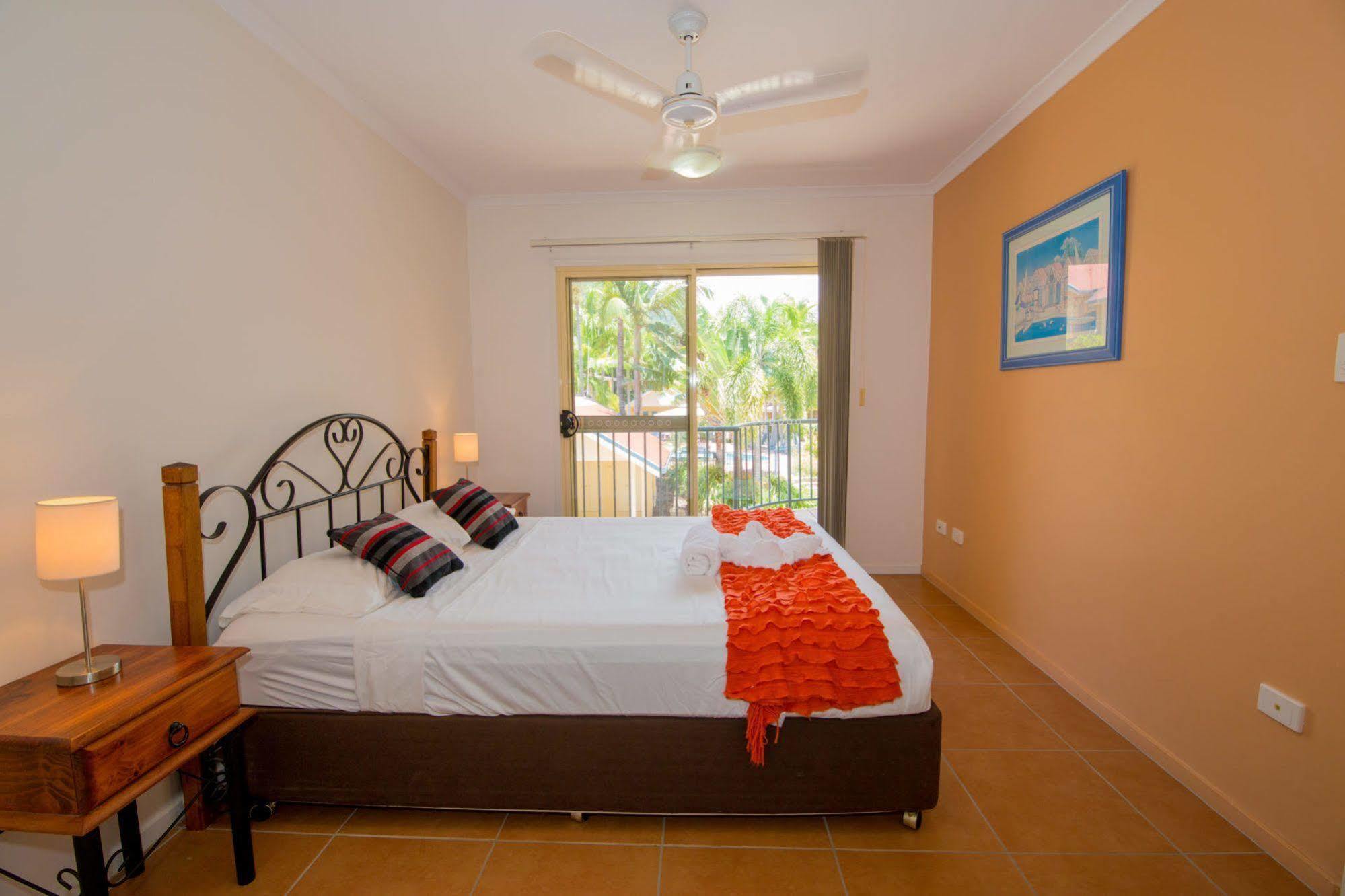 At Beach Court Holiday Villas Airlie Beach Eksteriør billede
