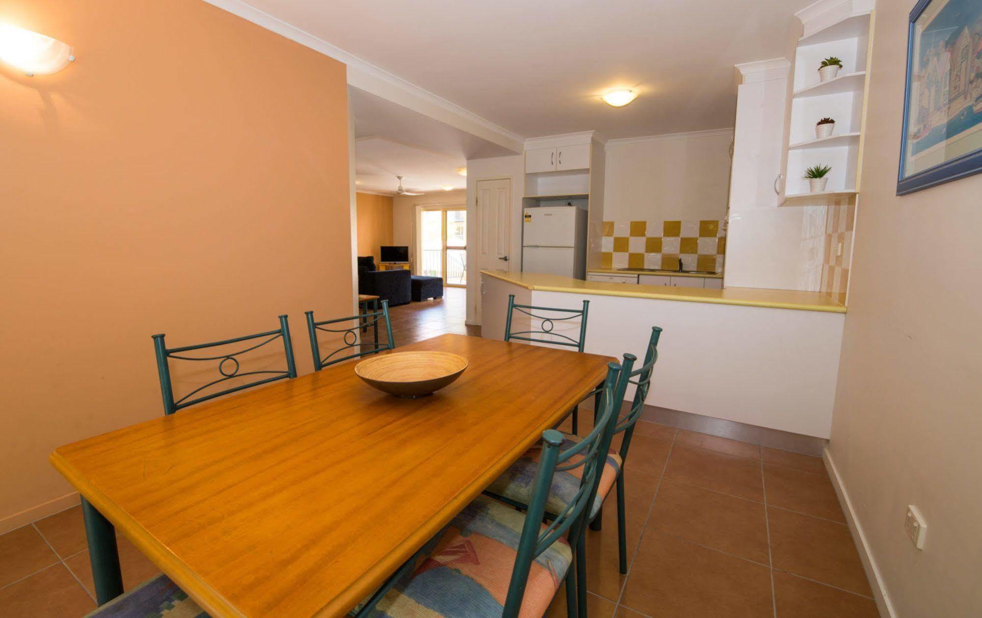At Beach Court Holiday Villas Airlie Beach Eksteriør billede