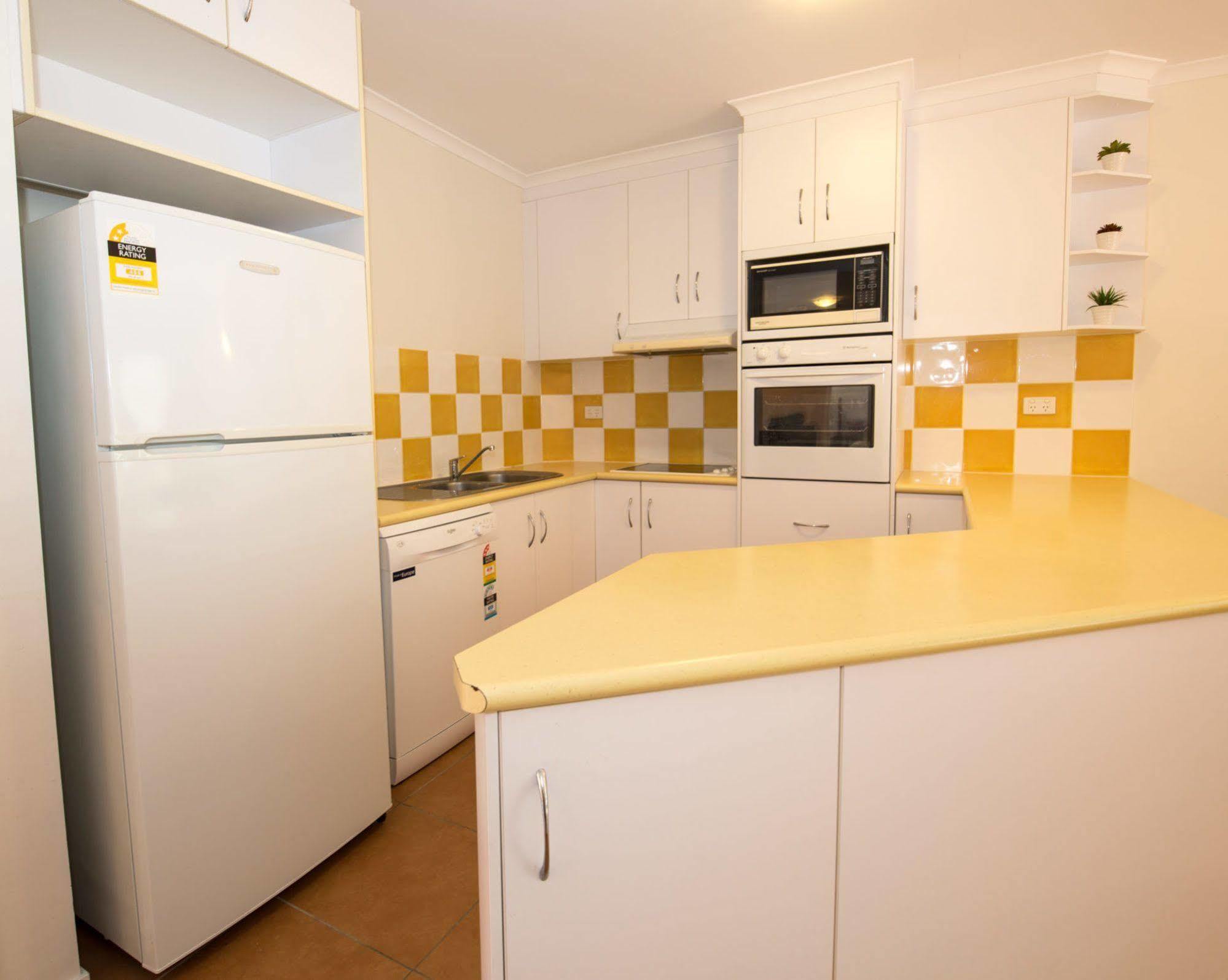 At Beach Court Holiday Villas Airlie Beach Eksteriør billede