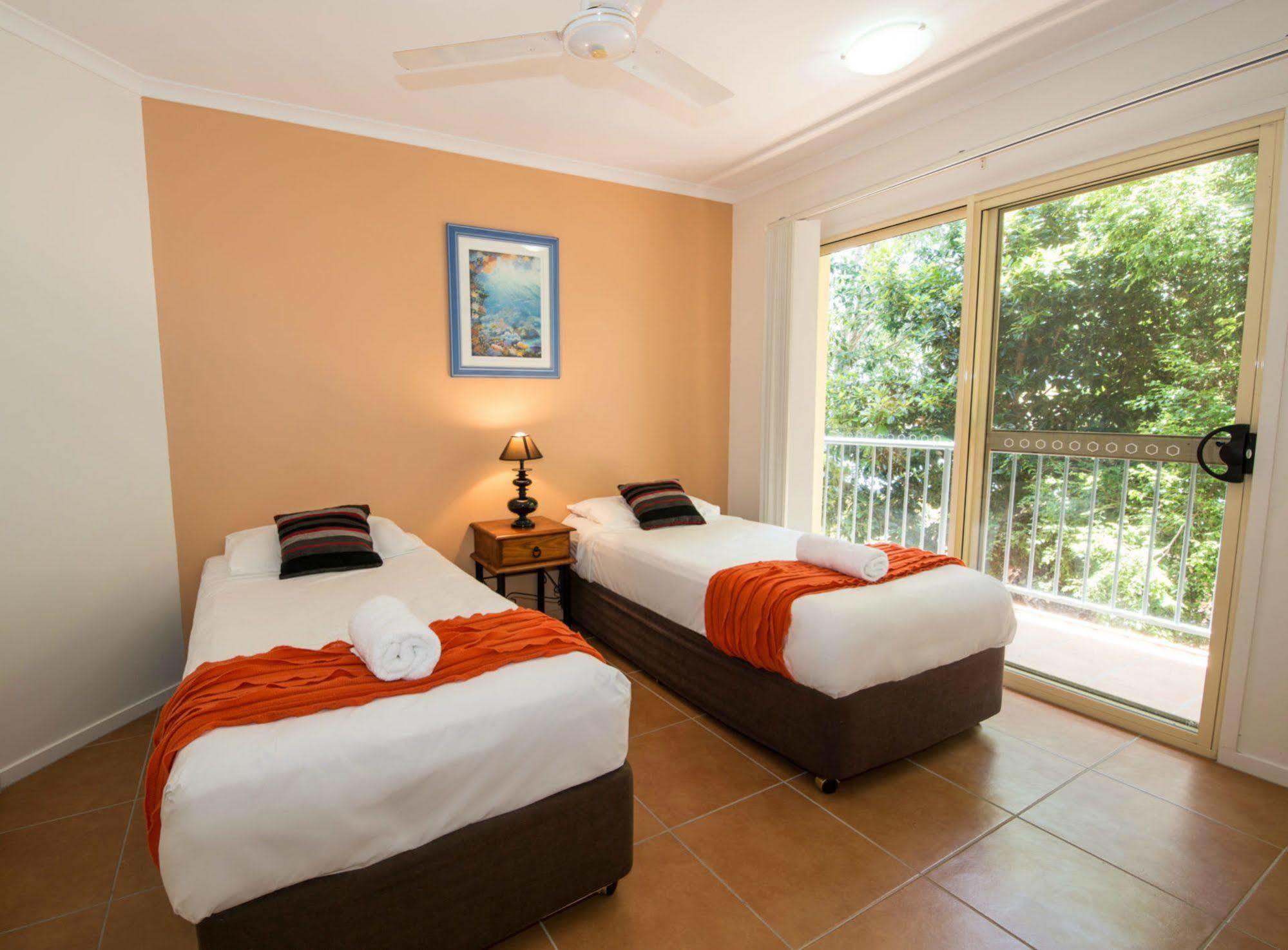 At Beach Court Holiday Villas Airlie Beach Eksteriør billede