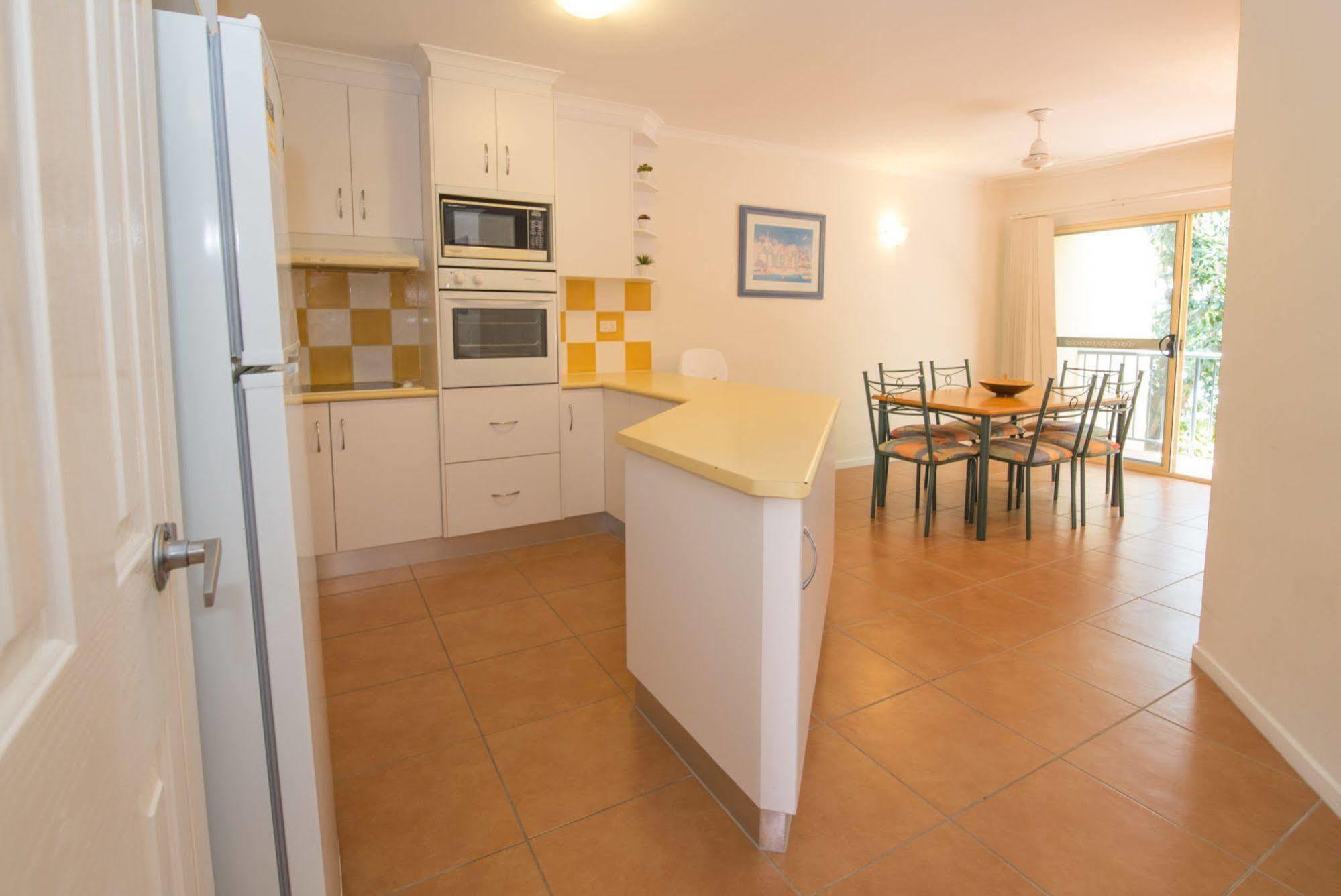 At Beach Court Holiday Villas Airlie Beach Eksteriør billede