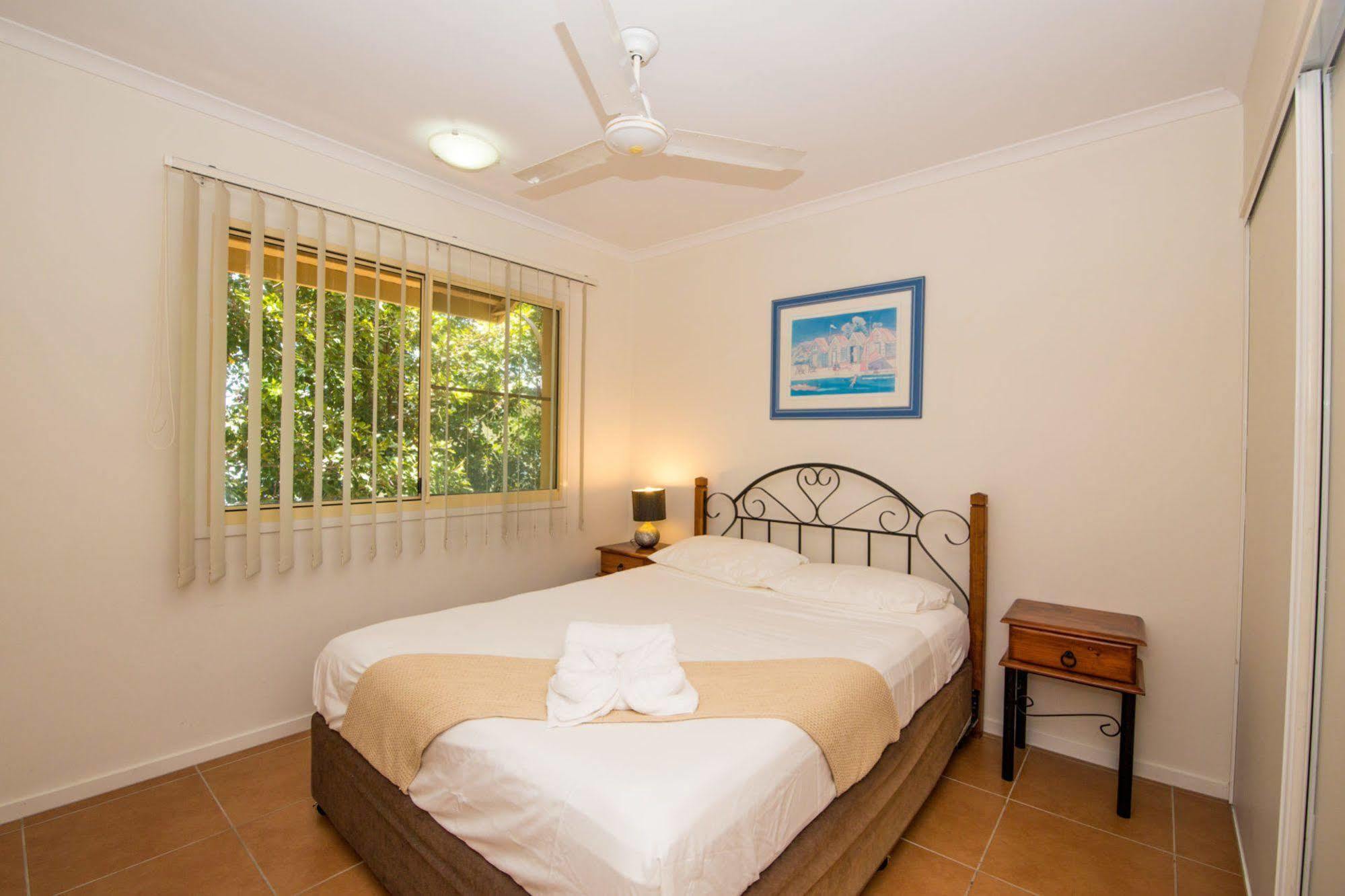 At Beach Court Holiday Villas Airlie Beach Eksteriør billede
