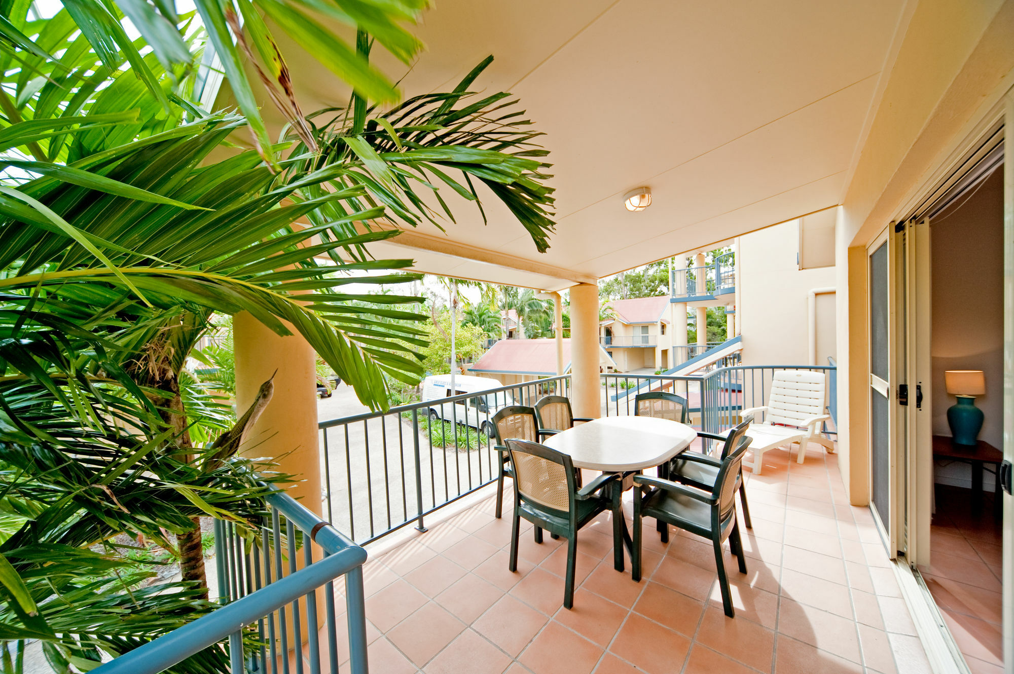 At Beach Court Holiday Villas Airlie Beach Eksteriør billede