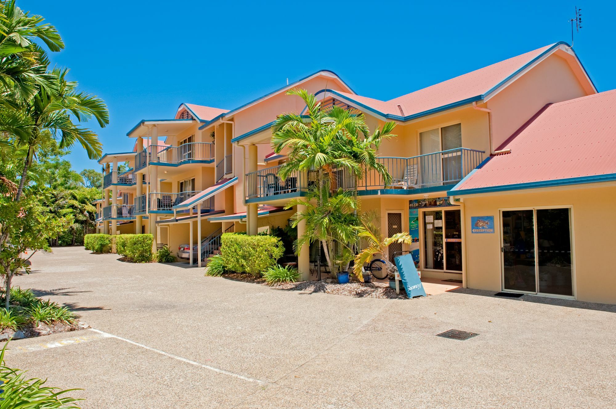 At Beach Court Holiday Villas Airlie Beach Eksteriør billede